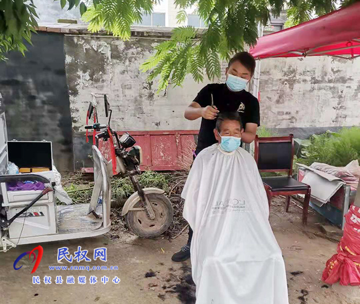王橋鎮(zhèn):暖心“剪刀手”為戰(zhàn)疫一線人員義務理發(fā) 王橋鎮(zhèn):暖心“剪刀手”為戰(zhàn)疫一線人員義務理發(fā)