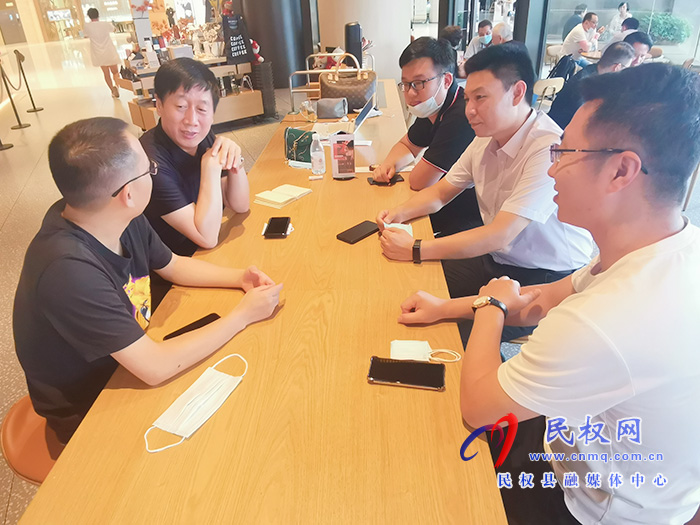 縣委常委、副縣長(zhǎng)房季帶隊(duì)深入到抖音電商上?？偛亢桶⒗锇桶吞詫毴蛸?gòu)杭州總部進(jìn)行招商活動(dòng)
