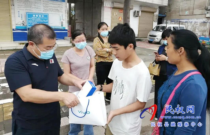 民權(quán)縣實(shí)驗(yàn)中學(xué)積極開展“兩送一免”活動 民權(quán)縣實(shí)驗(yàn)中學(xué)積極開展“兩送一免”活動