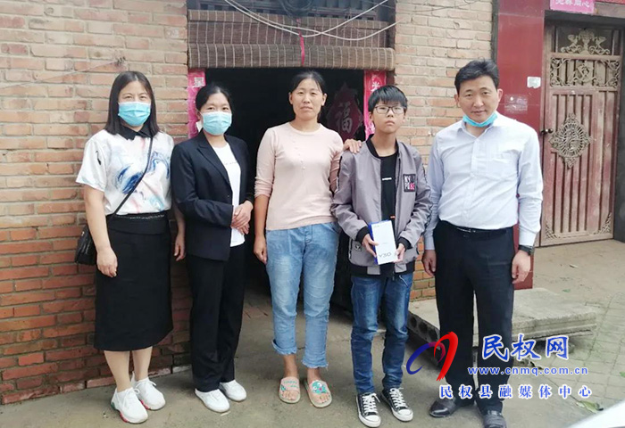 民權(quán)縣實(shí)驗(yàn)中學(xué)積極開展“兩送一免”活動 民權(quán)縣實(shí)驗(yàn)中學(xué)積極開展“兩送一免”活動