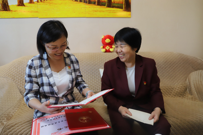 縣委副書記、代縣長王靜嫻看望慰問部分優(yōu)秀老教師