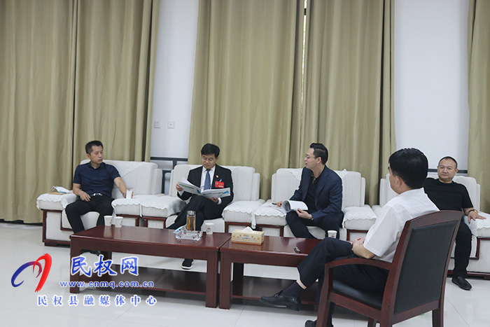 縣委書記張團(tuán)結(jié)會(huì)見(jiàn)李巖、黃戰(zhàn)峰一行