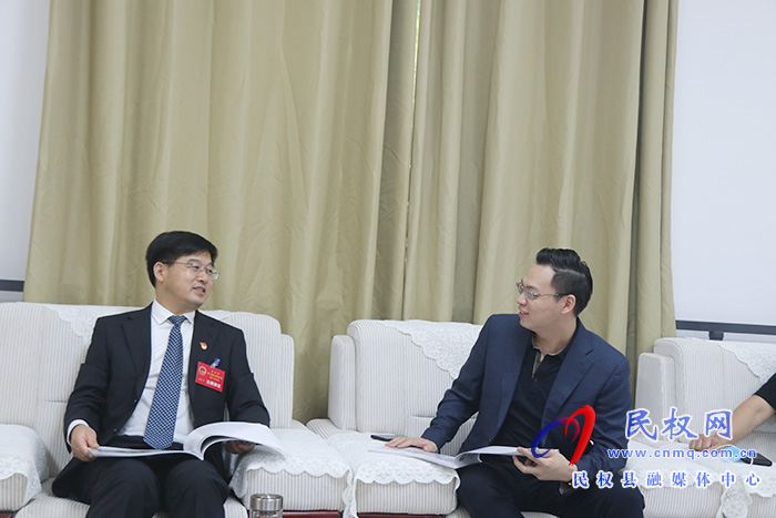 縣委書記張團(tuán)結(jié)會(huì)見(jiàn)李巖、黃戰(zhàn)峰一行