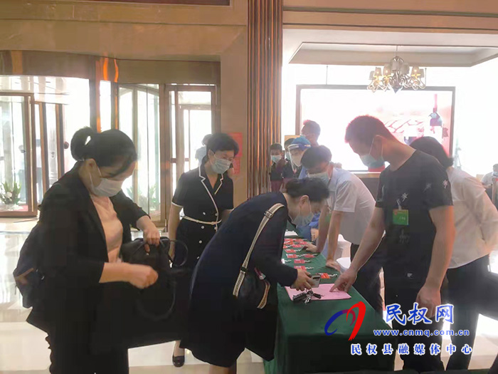 出席市五屆人大六次會(huì)議的民權(quán)代表團(tuán)代表陸續(xù)報(bào)到