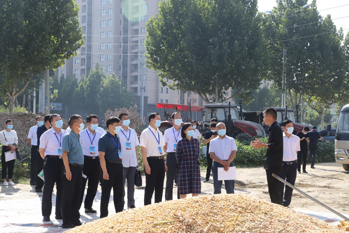 市人大常委會視察我縣主要農(nóng)作物全程機械化工作推進情況 市人大常委會視察我縣主要農(nóng)作物全程機械化工作推進情況