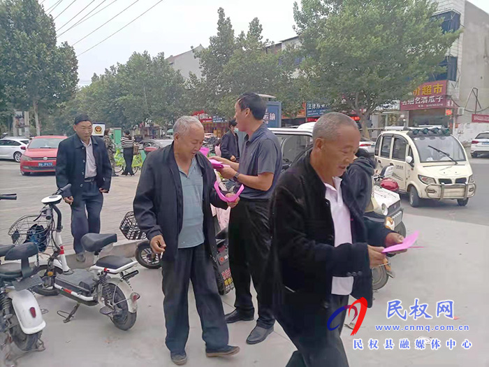 民權(quán)縣司法局綠洲司法所開展法治宣傳活動(dòng) 民權(quán)縣司法局綠洲司法所開展法治宣傳活動(dòng)