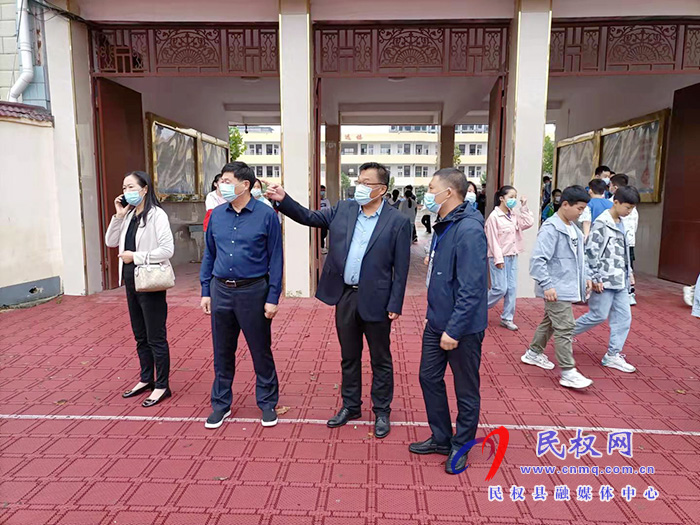 縣委常委、宣傳部長、副縣長畢道喜檢查新學(xué)期疫情防控和開學(xué)情況