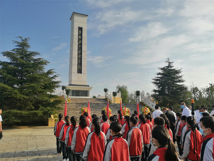 民權(quán)縣第三小學(xué)紅領(lǐng)巾中隊(duì)參加民權(quán)縣烈士紀(jì)念日公祭活動 民權(quán)縣第三小學(xué)紅領(lǐng)巾中隊(duì)參加民權(quán)縣烈士紀(jì)念日公祭活動