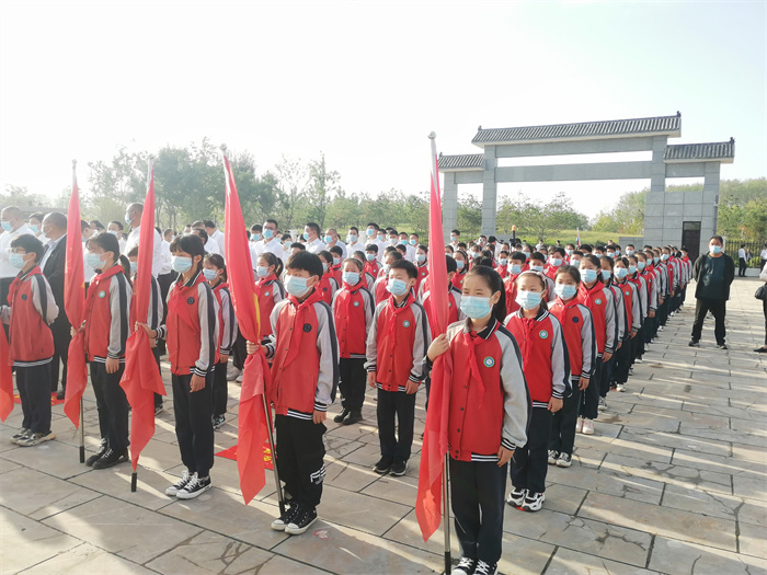 民權(quán)縣第三小學(xué)紅領(lǐng)巾中隊(duì)參加民權(quán)縣烈士紀(jì)念日公祭活動 民權(quán)縣第三小學(xué)紅領(lǐng)巾中隊(duì)參加民權(quán)縣烈士紀(jì)念日公祭活動
