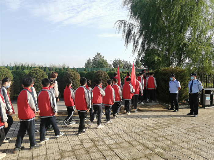 民權(quán)縣第三小學(xué)紅領(lǐng)巾中隊(duì)參加民權(quán)縣烈士紀(jì)念日公祭活動 民權(quán)縣第三小學(xué)紅領(lǐng)巾中隊(duì)參加民權(quán)縣烈士紀(jì)念日公祭活動