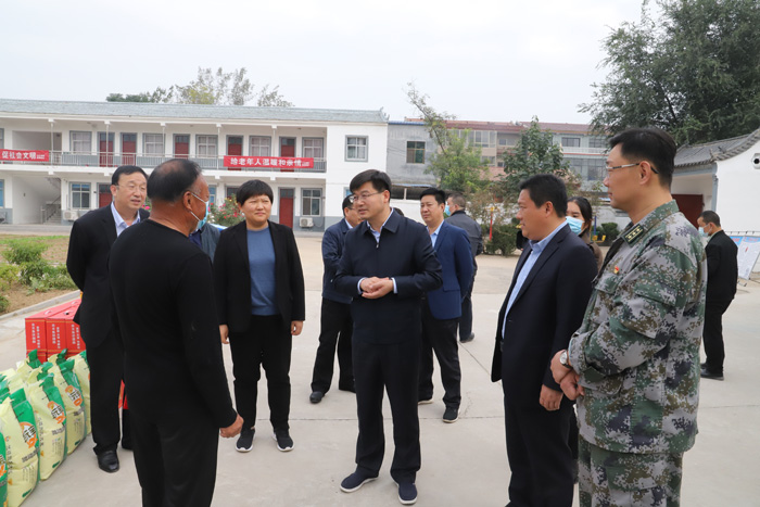縣委書記張團結重陽節(jié)慰問敬老院老人
