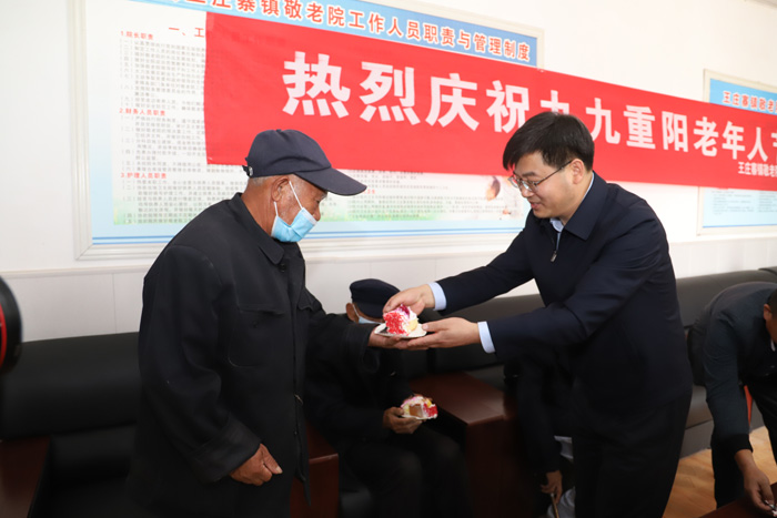 縣委書記張團結重陽節(jié)慰問敬老院老人