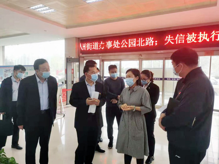 縣委副書記、縣長王靜嫻到縣政務服務和大數(shù)據管理局調研法治政府建設工作