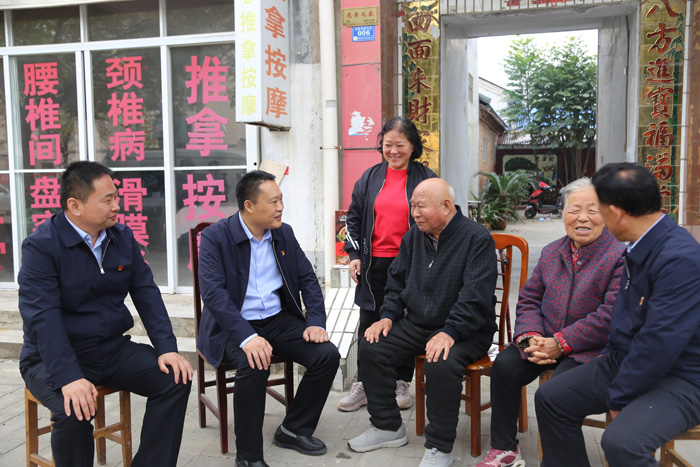 縣委常委、組織部長王義彬重陽節(jié)慰問離退休老干部