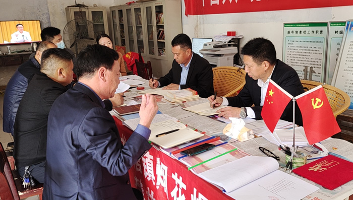 縣委常委、縣紀委書記、縣監(jiān)委主任冉燃到龍?zhí)伶?zhèn)督導(dǎo)軟弱渙散村黨組織整頓及脫貧攻堅后評估工作