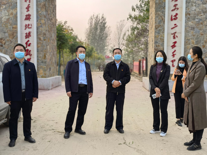 市委組織部副部長、老干部局局長王培富到秣坡村參觀調(diào)研
