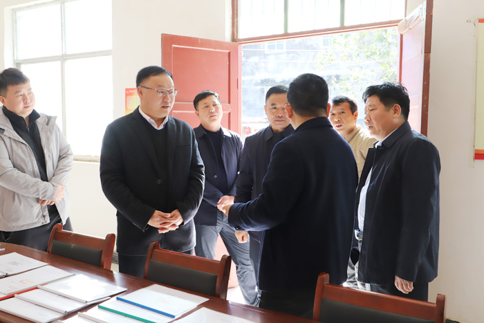 縣委副書記栗團(tuán)結(jié)暗訪鞏固脫貧攻堅成果后評估工作