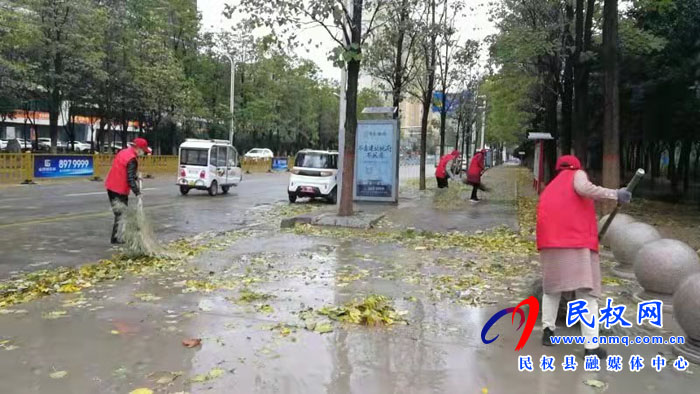 極端天氣，民族學(xué)校志愿者打掃街道為創(chuàng)文創(chuàng)衛(wèi)助力