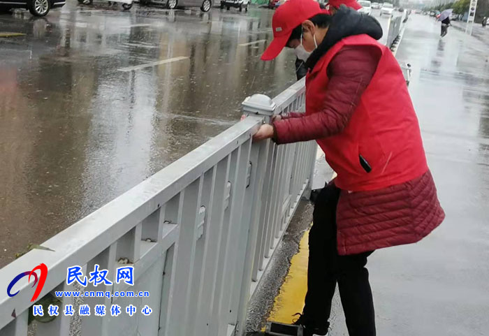 極端天氣，民族學(xué)校志愿者打掃街道為創(chuàng)文創(chuàng)衛(wèi)助力