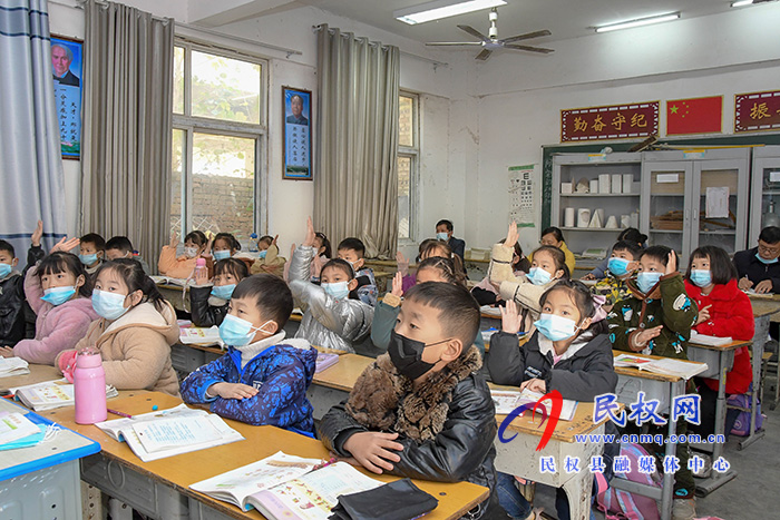 縣教研室走進人和鎮(zhèn)中心小學(xué)聽課