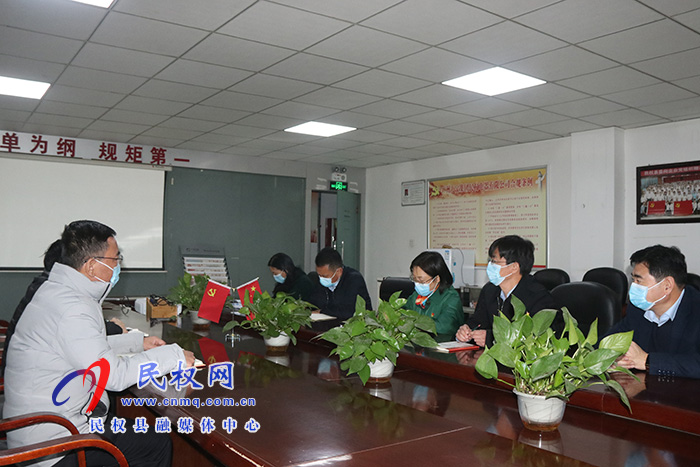 縣委副書記、縣長王靜嫻到聯系企業(yè)開展“萬人助萬企”活動