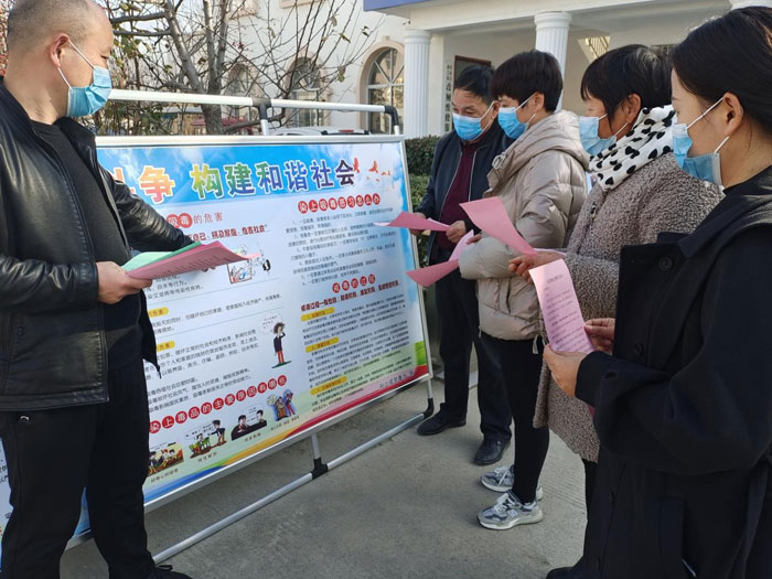 民權(quán)縣孫六鎮(zhèn)開展平安建設(shè)暨法治政府建設(shè)“宣傳月”活動(dòng)