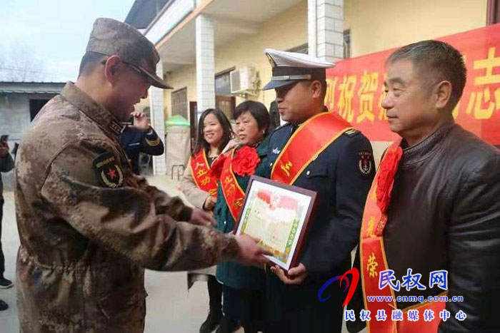 軍地聯(lián)合為立功受獎軍人家庭送喜報