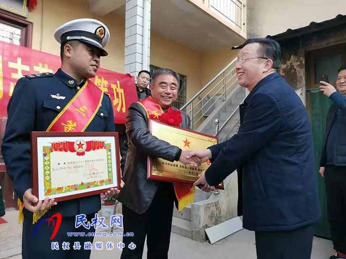 軍地聯(lián)合為立功受獎軍人家庭送喜報