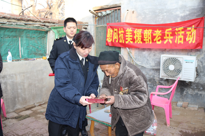 縣委常委、副縣長(zhǎng)于茜帶領(lǐng)海關(guān)總署駐民權(quán)幫扶工作組慰問(wèn)抗美援朝老兵崔廷彬