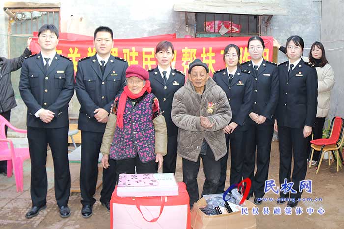 縣委常委、副縣長(zhǎng)于茜帶領(lǐng)海關(guān)總署駐民權(quán)幫扶工作組慰問(wèn)抗美援朝老兵崔廷彬