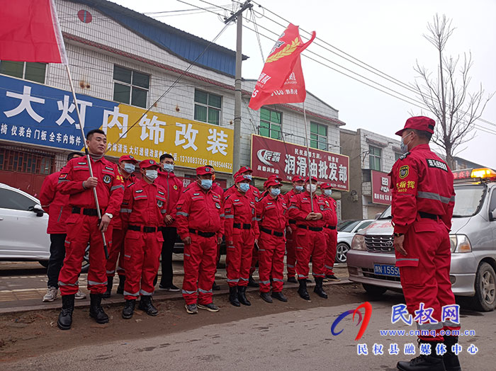 防控消殺 民權(quán)縣斑馬應(yīng)急救援隊(duì)在行動