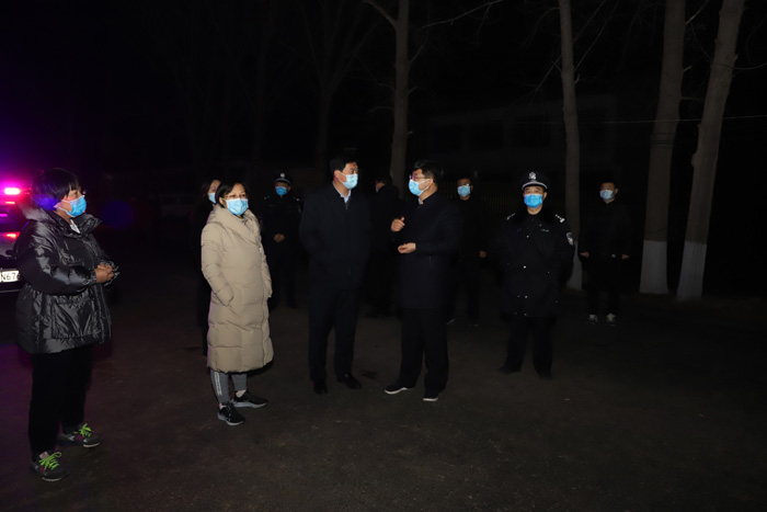 縣委書記張團(tuán)結(jié)、縣委副書記、縣長王靜嫻深夜檢查指導(dǎo)疫情防控工作