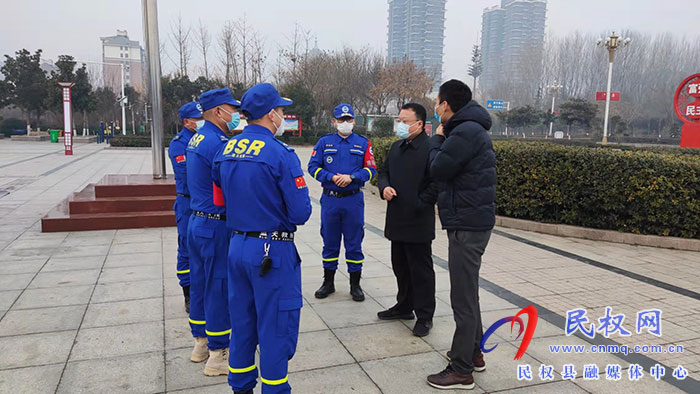 民權(quán)縣工商聯(lián)組織愛心企業(yè)慰問(wèn)縣藍(lán)天救援隊(duì)