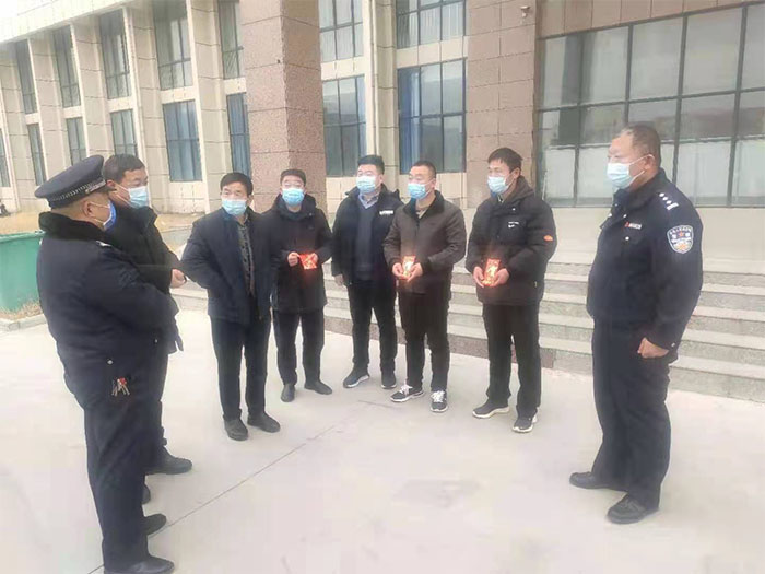 民權縣見義勇為基金會慰問縣畜牧發(fā)展服務中心見義勇為人員