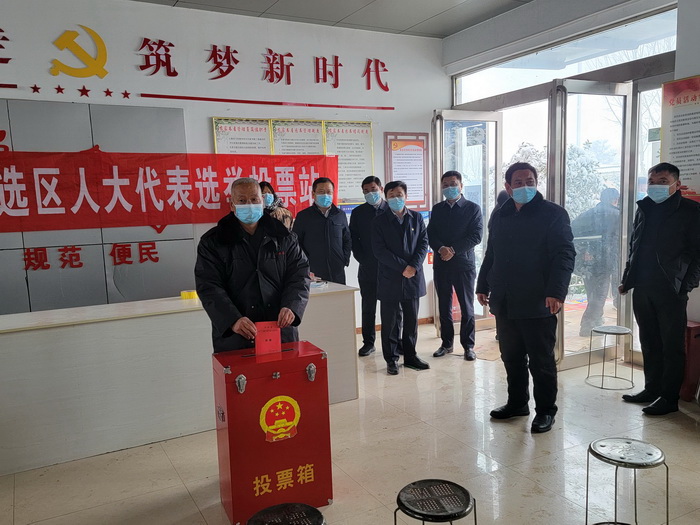 縣領(lǐng)導(dǎo)陳鴻志、王玉軍到程莊鎮(zhèn)督導(dǎo)縣鄉(xiāng)人大換屆選舉工作