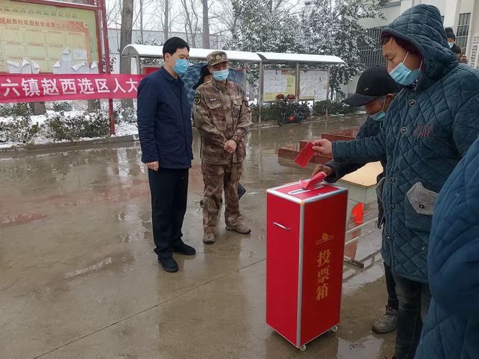 縣委常委、武裝部長熊四香到孫六鎮(zhèn)督導縣鄉(xiāng)人大換屆選舉工作