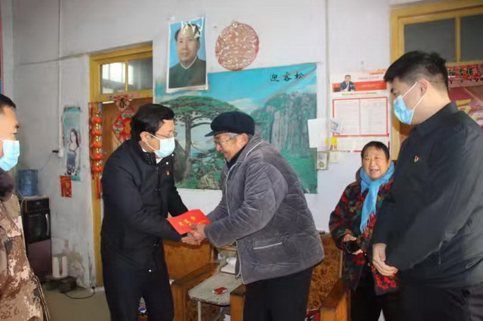 縣委常委、統(tǒng)戰(zhàn)部長李君到花園鄉(xiāng)看望慰問老黨員