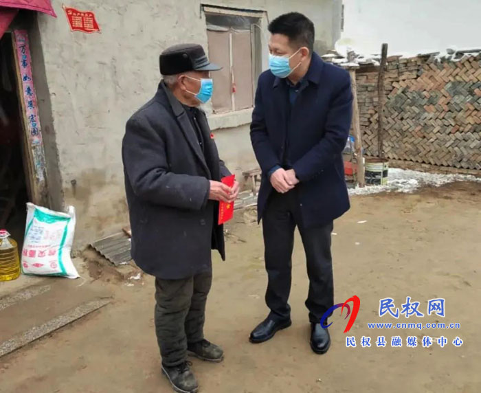 縣委常委、縣紀委書記、縣監(jiān)委主任冉燃到龍?zhí)伶?zhèn)軒莊村走訪慰問老黨員和困難群眾