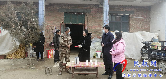 縣委常委、武裝部長熊四香到老顏集鄉(xiāng)慰問春蕾女童