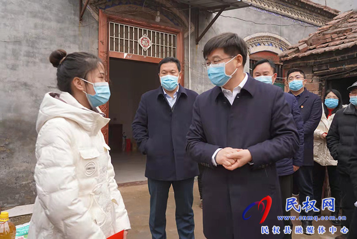 縣委書記張團結(jié)走訪慰問“春蕾女童”