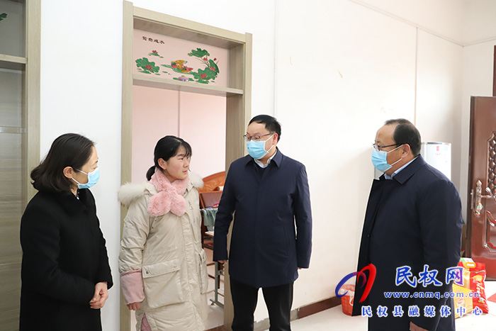 縣委副書記栗團(tuán)結(jié)走訪慰問(wèn)“春蕾女童”