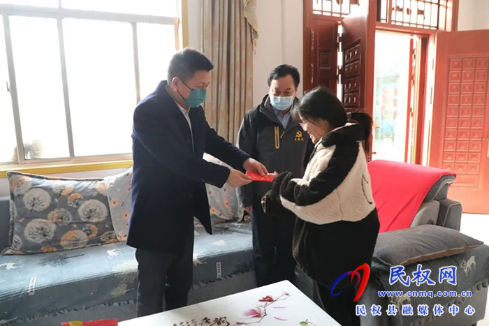 縣委常委、縣紀(jì)委書記、縣監(jiān)委主任冉燃到龍?zhí)伶?zhèn)慰問“春蕾女童”