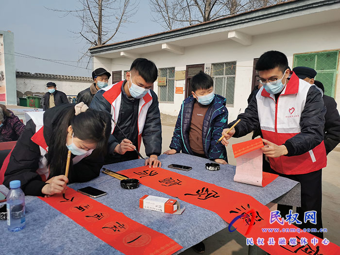 民權縣團委開展“送福進農家，快樂中國年”春聯義寫活動