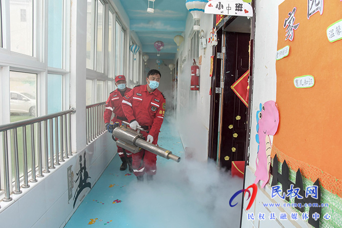 迎開學(xué)！民權(quán)縣人和鎮(zhèn)斑馬救援隊(duì)義務(wù)消毒忙