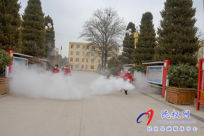 迎開學(xué)！民權(quán)縣人和鎮(zhèn)斑馬救援隊(duì)義務(wù)消毒忙