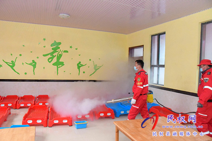 迎開學(xué)！民權(quán)縣人和鎮(zhèn)斑馬救援隊(duì)義務(wù)消毒忙