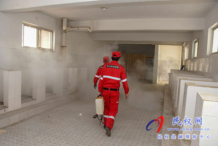 迎開學(xué)！民權(quán)縣人和鎮(zhèn)斑馬救援隊(duì)義務(wù)消毒忙