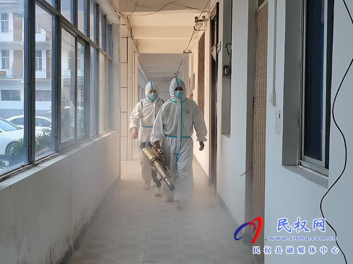 全面消殺 不留死角：民權(quán)縣“紅十字會(huì)”藍(lán)天救援隊(duì)助力龍?zhí)伶?zhèn)守好疫情防控“消殺關(guān)”