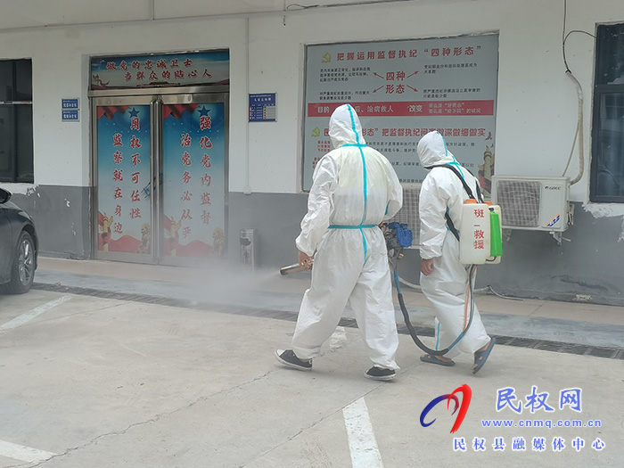 全面消殺 不留死角：民權(quán)縣“紅十字會(huì)”藍(lán)天救援隊(duì)助力龍?zhí)伶?zhèn)守好疫情防控“消殺關(guān)”