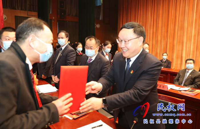 縣委經(jīng)濟(jì)工作會議暨全縣三級干部大會召開